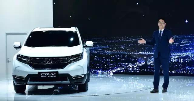 作為全球最暢銷的SUV， CR-V創(chuàng)造了無數(shù)個(gè)奇跡。撇開全球不說，從2004年CR-V被引進(jìn)到中國市場(chǎng)以來，就開拓了城市SUV市場(chǎng)，開啟了國內(nèi)高品質(zhì)SUV生活潮流。進(jìn)取之路永不停止，就在此次上海車展期間，東風(fēng)本田CR-V也終于迎來了全新?lián)Q代，實(shí)現(xiàn)了從內(nèi)到外的全面革新。