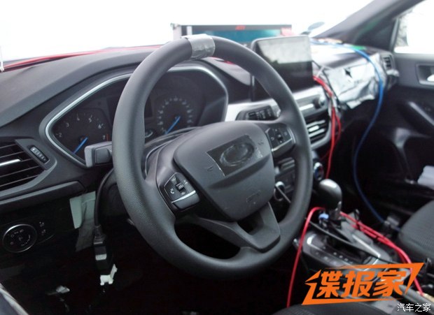 年內上市 國產(chǎn)全新?？怂箖蕊椪櫿帐灼? />
</p>
<p>
	從諜照來看，新?？怂共捎昧艘豢铒L格與現(xiàn)款車型相似的三輻式多功能方向盤，變化均發(fā)生在細微處，如按鈕布局和飾條造型等。與此同時，新車的儀表盤取消了雙炮筒式設計，但內部的布局依然與現(xiàn)款車型相類似。
</p>
<p style=